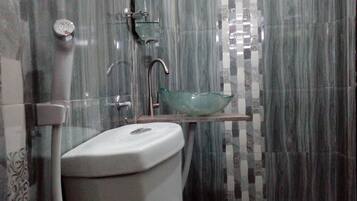 Kamar Double Standar | Kamar mandi | Shower, pengering rambut, sandal, dan kloset