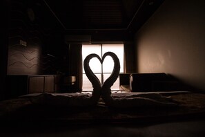 蜜月套房, 山景, 山腰 | 1 多间卧室、迷你吧、办公桌、免费 WiFi