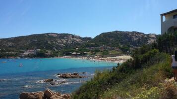 Una spiaggia nelle vicinanze