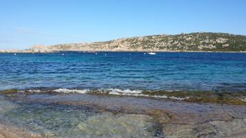 Una spiaggia nelle vicinanze