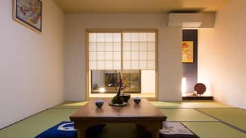 Family Room | Living room | Flat-screen TV