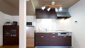 Kamar Keluarga | Dapur kecil pribadi | Lemari es, microwave, kompor, dan ketel listrik