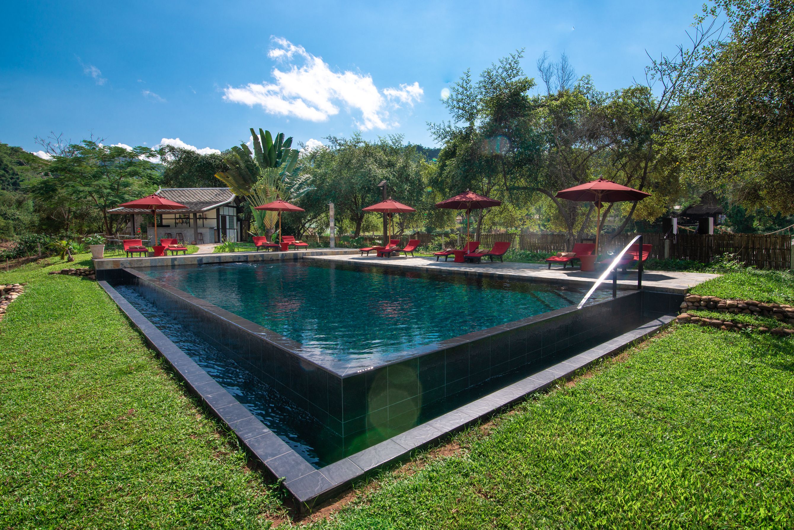 Hồ bơi ngoài trời, dù/ô trên bãi biển/hồ bơi, ghế dài tắm nắng 