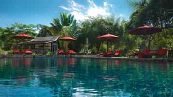 Hồ bơi ngoài trời, dù/ô trên bãi biển/hồ bơi, ghế dài tắm nắng