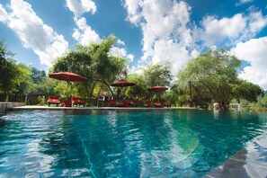 สระว่ายน้ำกลางแจ้ง, ร่มริมสระว่ายน้ำ, เก้าอี้อาบแดดริมสระ