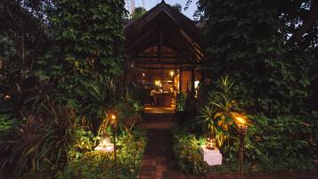 Aamiainen, paikallinen ja kansainvälinen keittiö, ulkoilmaravintola