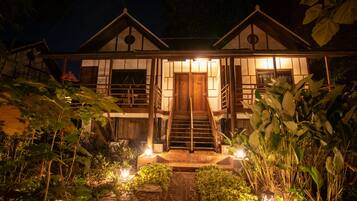 Majoituspaikan julkisivu illalla/yöllä