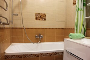 อพาร์ทเมนท์, 1 ห้องนอน | ห้องน้ำ | ฝักบัวในอ่างอาบน้ำ, อ่างอาบน้ำแบบแช่ตัว, ของใช้ในห้องน้ำฟรี, ไดร์เป่าผม