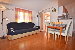 Departamento Confort, 2 habitaciones, balcón | Área de sala de estar | Televisión de pantalla plana 