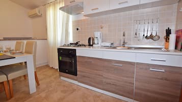 Basic Condo, 2 Bedrooms, Garden View | Private kitchen