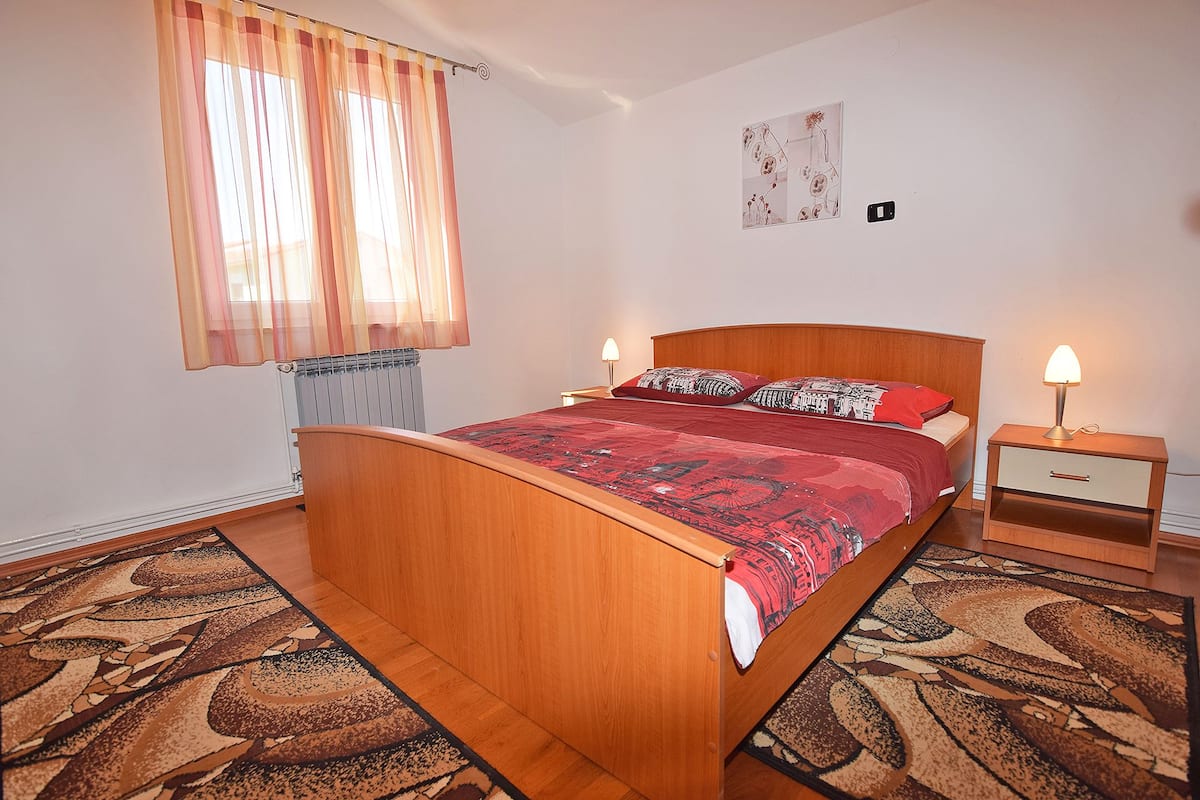Departamento Confort, 2 habitaciones, balcón | Escritorio, tabla de planchar con plancha y cunas gratuitas
