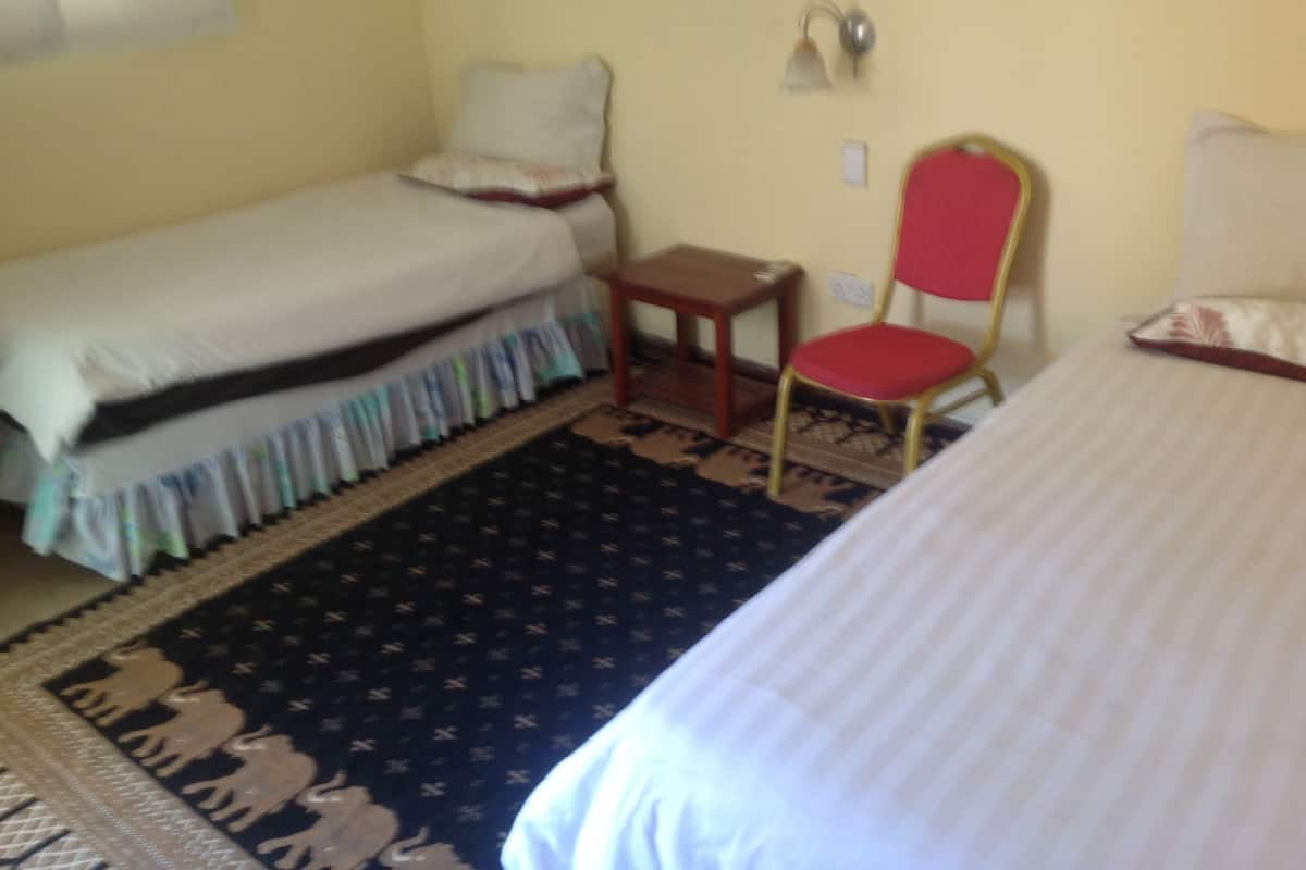 1 habitación, caja de seguridad en la habitación y escritorio