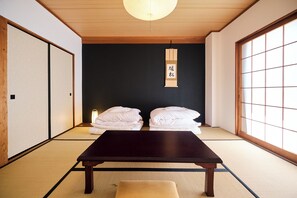 Japanese Style Twin Room with Shared Bathroom | Down comforters, free WiFi, bed sheets - J-Hoppers Lake Biwa Guesthouse - Hostel (Otsu)