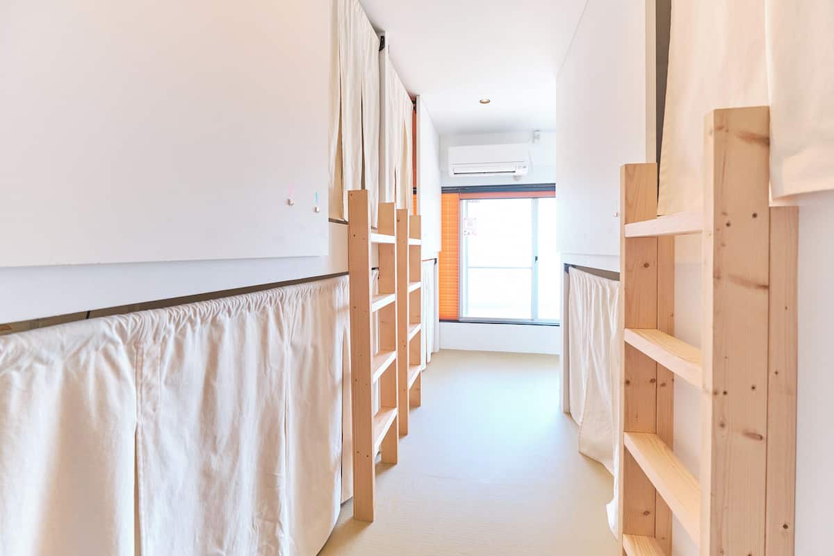 Cubrecamas, wifi gratis y ropa de cama