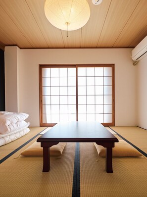 Down comforters, free WiFi, bed sheets - J-Hoppers Lake Biwa Guesthouse - Hostel (Otsu)