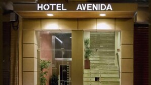 A hotel entrance with a sign reading "HOTEL AVENIDA". - Hotel Avenida (Requena)