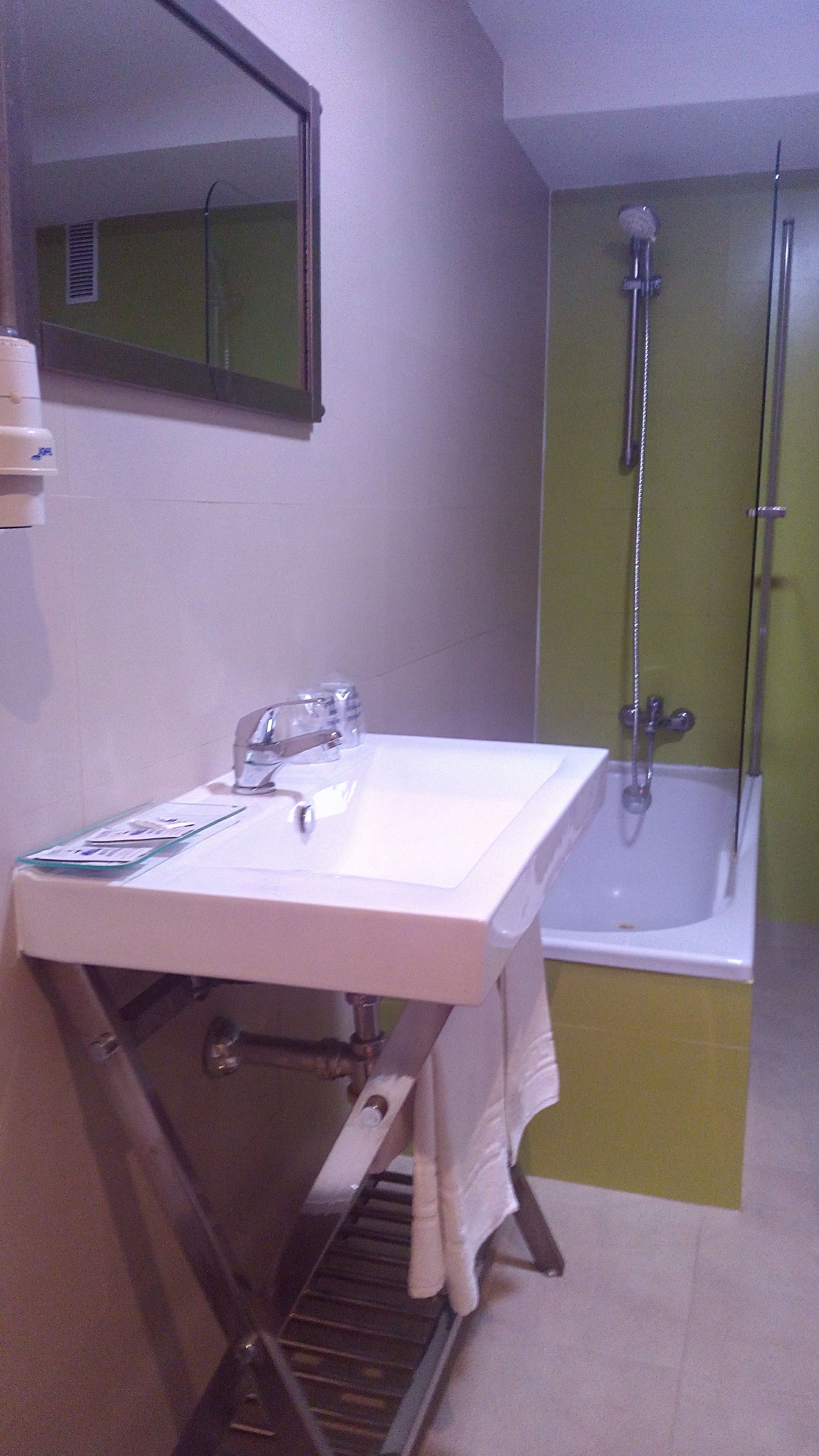 single room | bathroom | free toiletries, hair dryer, towels