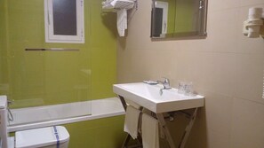 Articles de toilette gratuits, sèche-cheveux, serviettes fournies