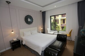 Deluxe Double Room, 1 Double Bed | Minibar, desk, free WiFi - Vyhouse Hanoi Hotel (Hanoi)