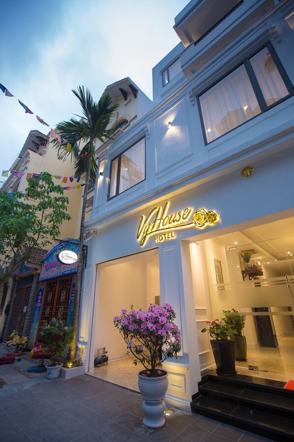 Front of property - Vyhouse Hanoi Hotel (Hanoi)