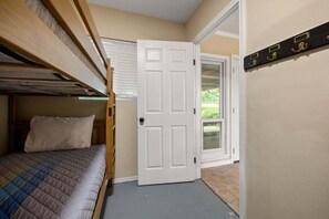 4 bedrooms, iron/ironing board, free WiFi, bed sheets