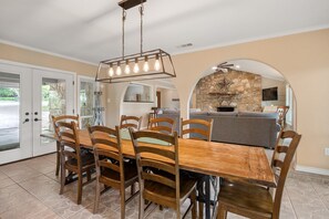 Dining - Maverick's River Haus - Spectacular Guadalupe Riverfront, Main + Guest Haus, Sleeps 12! (Canyon Lake)