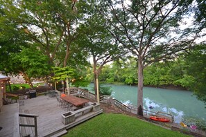 Outdoor dining - Maverick's River Haus - Spectacular Guadalupe Riverfront, Main + Guest Haus, Sleeps 12! (Canyon Lake)