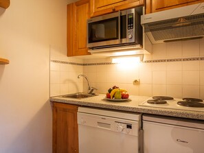 Fridge, microwave, dishwasher, coffee/tea maker