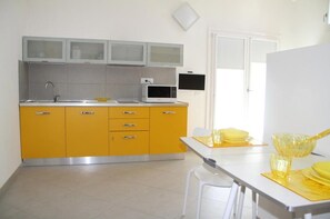 Double Room | Private kitchen | Stovetop, electric kettle, cookware/dishes/utensils - Iride Guest House (Oristano)