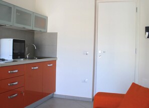 Triple Room | Bathroom | Shower, rainfall showerhead, free toiletries, hair dryer - Iride Guest House (Oristano)