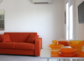 Triple Room | Living area | LED TV - Iride Guest House (Oristano)
