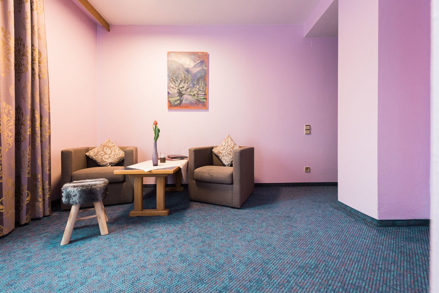 superior double room | living area | flat-screen tv