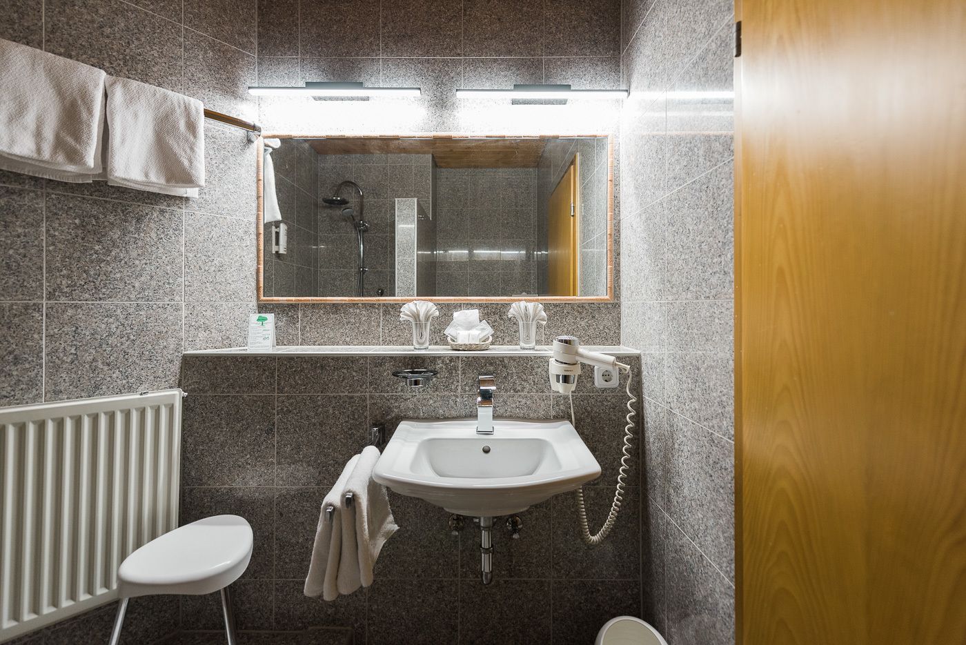 standard double room | bathroom | free toiletries, hair dryer, towels