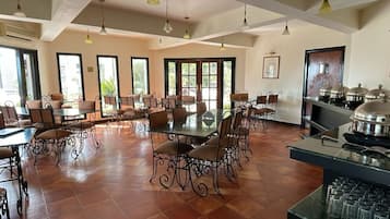 2 間餐廳,供應午餐和晚餐,國際料理