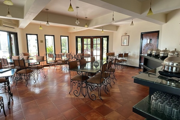 2 restoran, öğle yemeği, akşam yemeği sunulur, uluslar arası mutfak