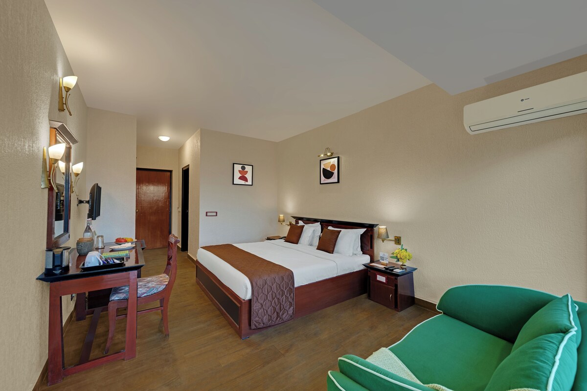 Deluxe Room, Valley View, Garden Area | Minibar, in-room safe, desk, soundproofing