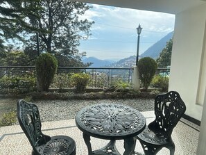 Balcony - 8fold-Pinecrest By LaRiSa, Bhimtal (Nainital)