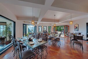 2 restaurants, lunch, dinner served; international cuisine