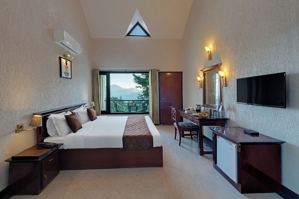 Minibar, caja de seguridad en la habitación y escritorio