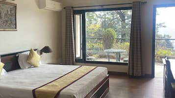 Habitación estándar, 1 cama King size | Minibar, caja de seguridad en la habitación y escritorio