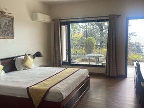 Rom – standard, 1 kingsize-seng | Minibar, safe på rommet, skrivebord og lydisolert