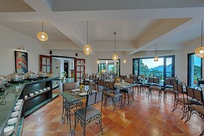 Här finns 2 restauranger som serverar lunch.