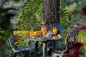 2 restaurantes; se sirve almuerzo y cena; cocina internacional