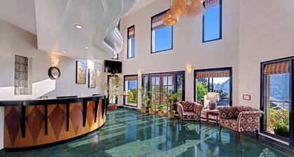 8fold-Pinecrest By LaRiSa, Bhimtal