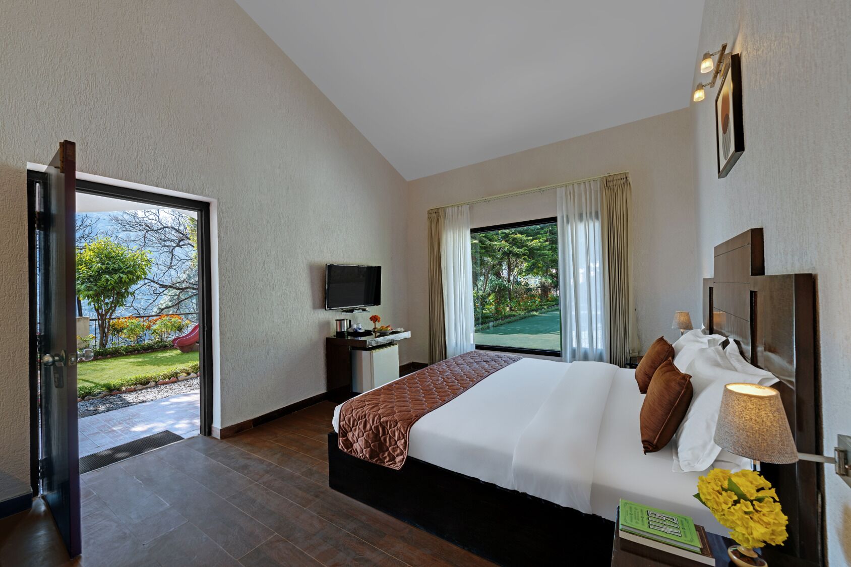 Cottage | Minibar, in-room safe, desk, soundproofing