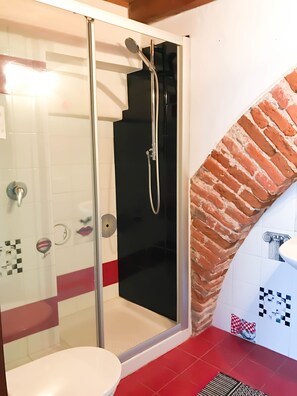 Duplex, 2 Twin Beds | Bathroom | Shower, free toiletries, hair dryer, bidet - Eleonora Room & Breakfast (Oristano)