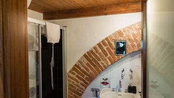 Alloggio su due livelli, 2 letti singoli | Bagno | Doccia, set di cortesia gratuito, asciugacapelli, bidet