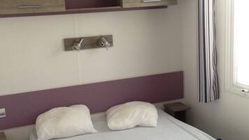 Mobile Home (Godard) | Iron/ironing board