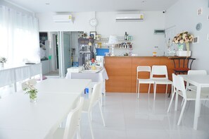 Café da manhã com buffet todos os dias (THB 150 por pessoa)