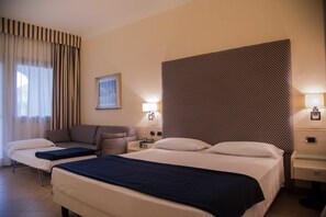 In-room safe, desk, blackout curtains, soundproofing - Hotel Resort Lido degli Aranci (Vibo Valentia)